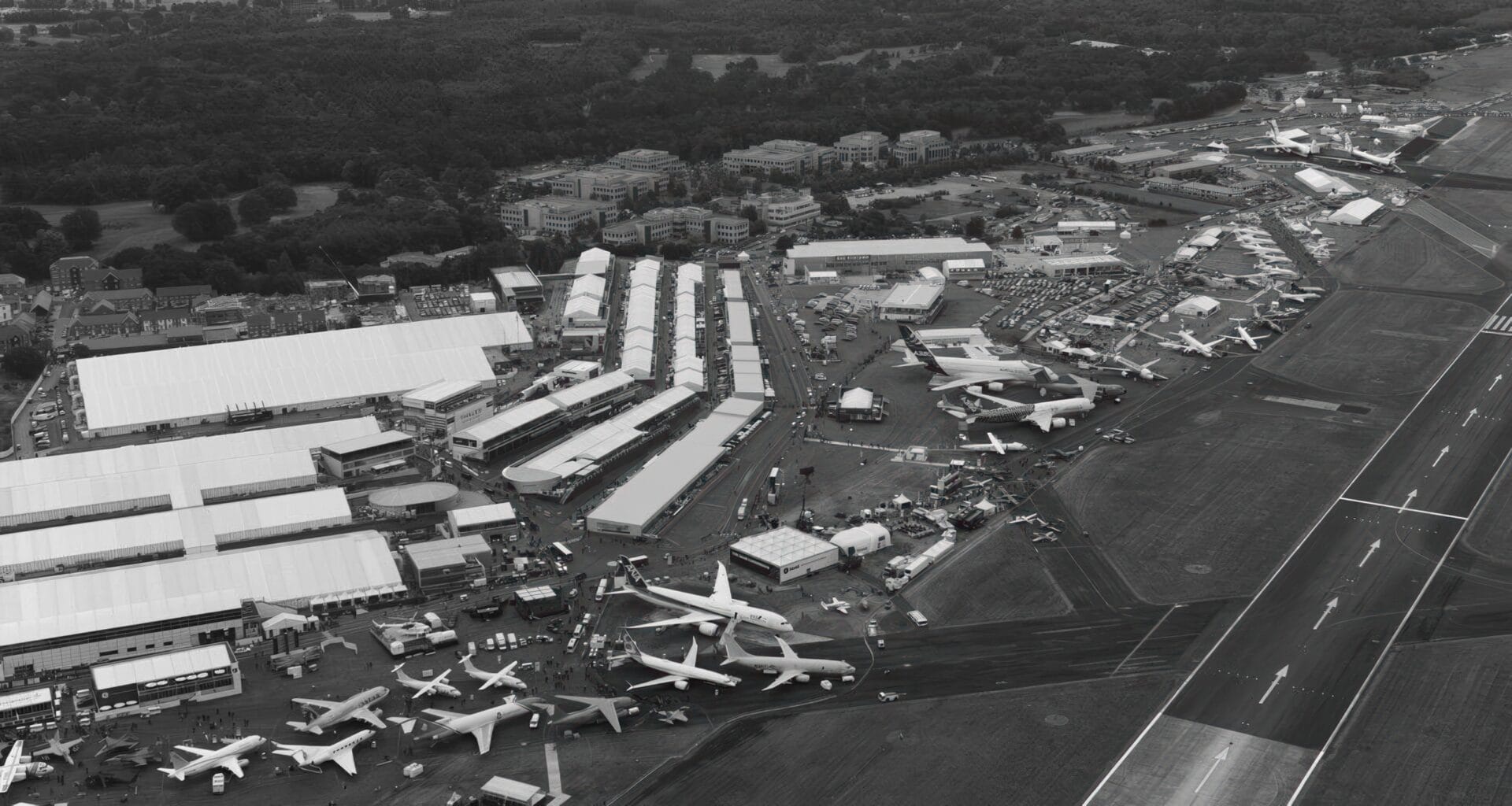 Image aérienne de l'aéroport de Farnborough pendant le Salon aéronautique de Farnborough, avec des avions sur le tarmac